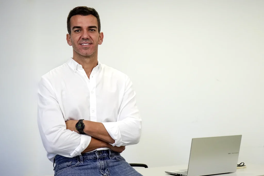 Juan Pablo Sánchez en su despacho de comercio exterior